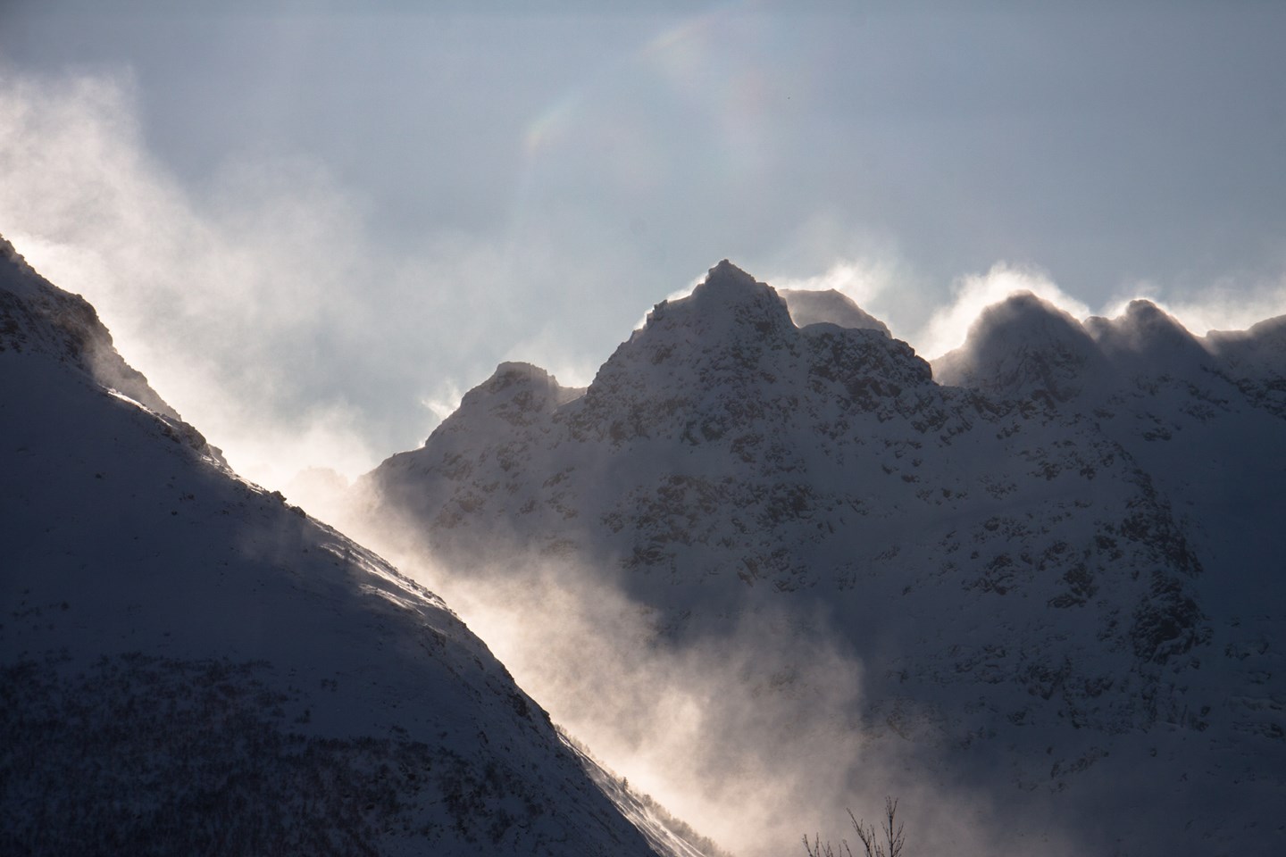 Bilde av kraftig snøfokk på fjell i Lofoten.