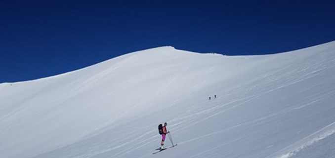 Bilde av en skiløpet framfor Kvasstinden.