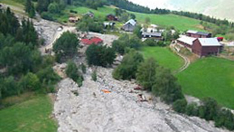 Avsetninger fra flomskred i et bebygd område.