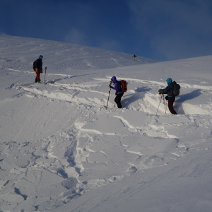 Skigåere utløser et lite flakskred i et småt heng.