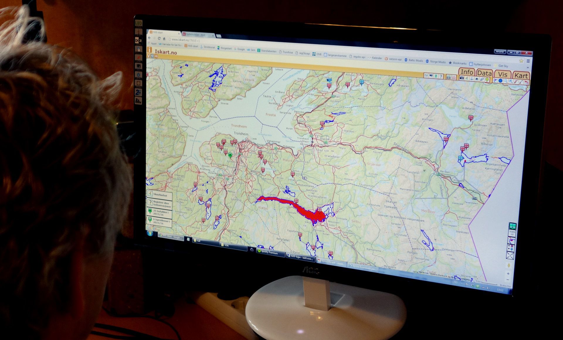 Illustrasjonsfoto av en person som sitter å ser på iskart.no.