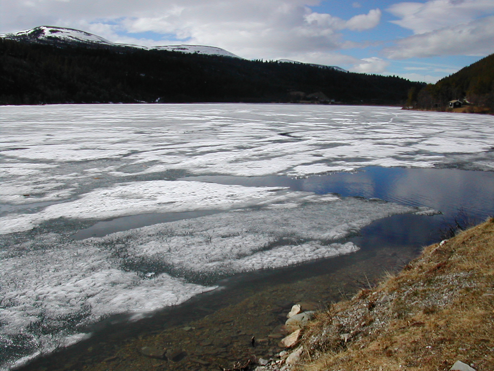 Isen/vårisen har løsnet fra land og hindrer adkomst.