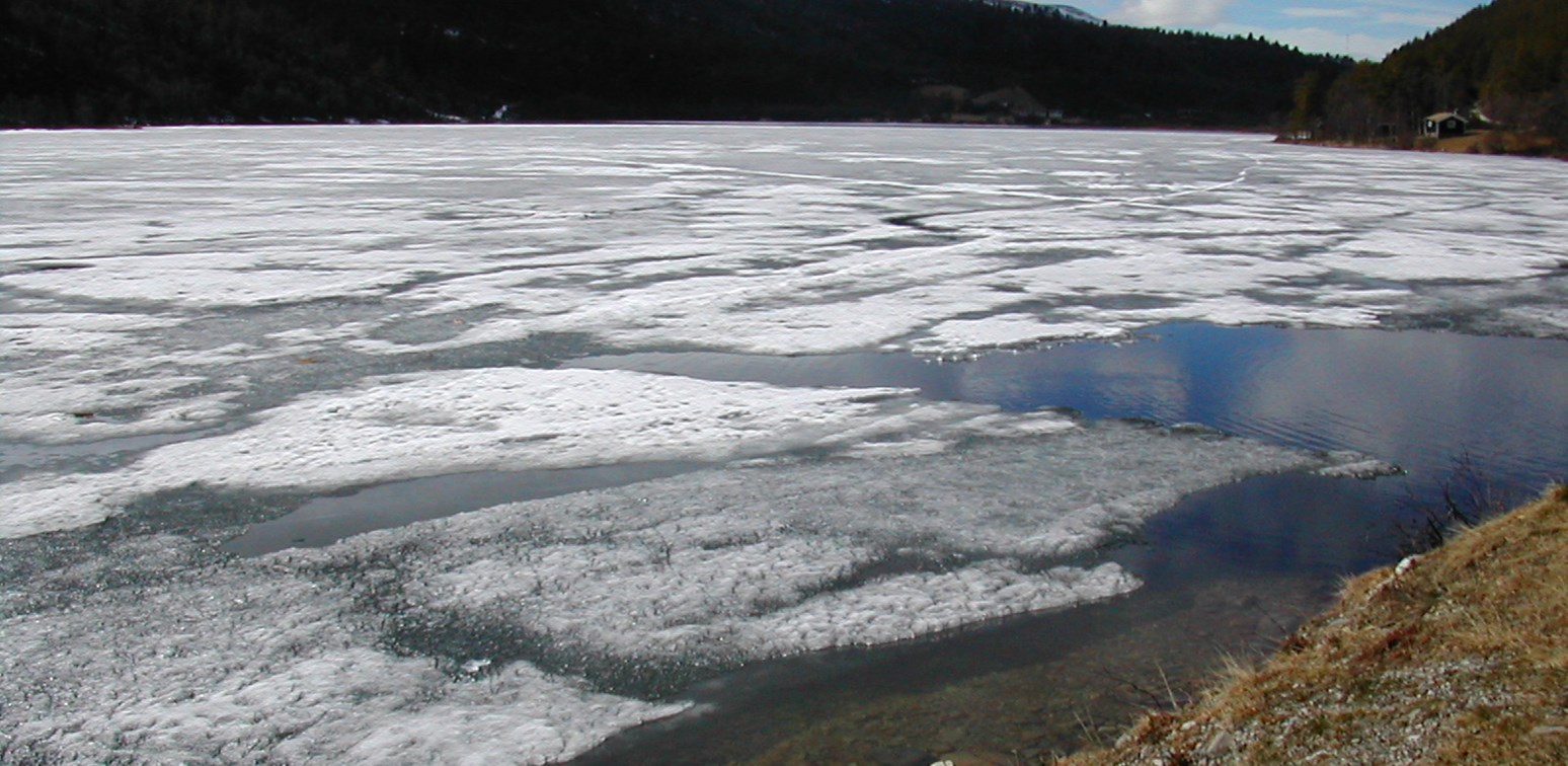 Isen/vårisen har løsnet fra land og hindrer adkomst.