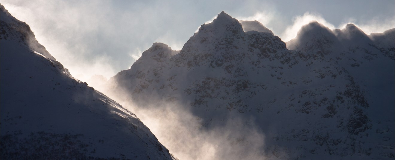 Bilde av kraftig snøfokk på fjell i Lofoten.