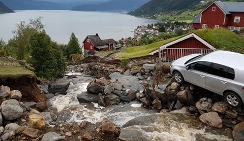 Store skader forårsaket av flom og kraftig vannføring.