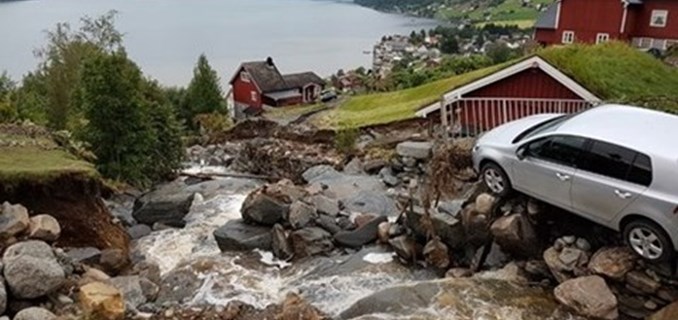 Store skader forårsaket av flom og kraftig vannføring.