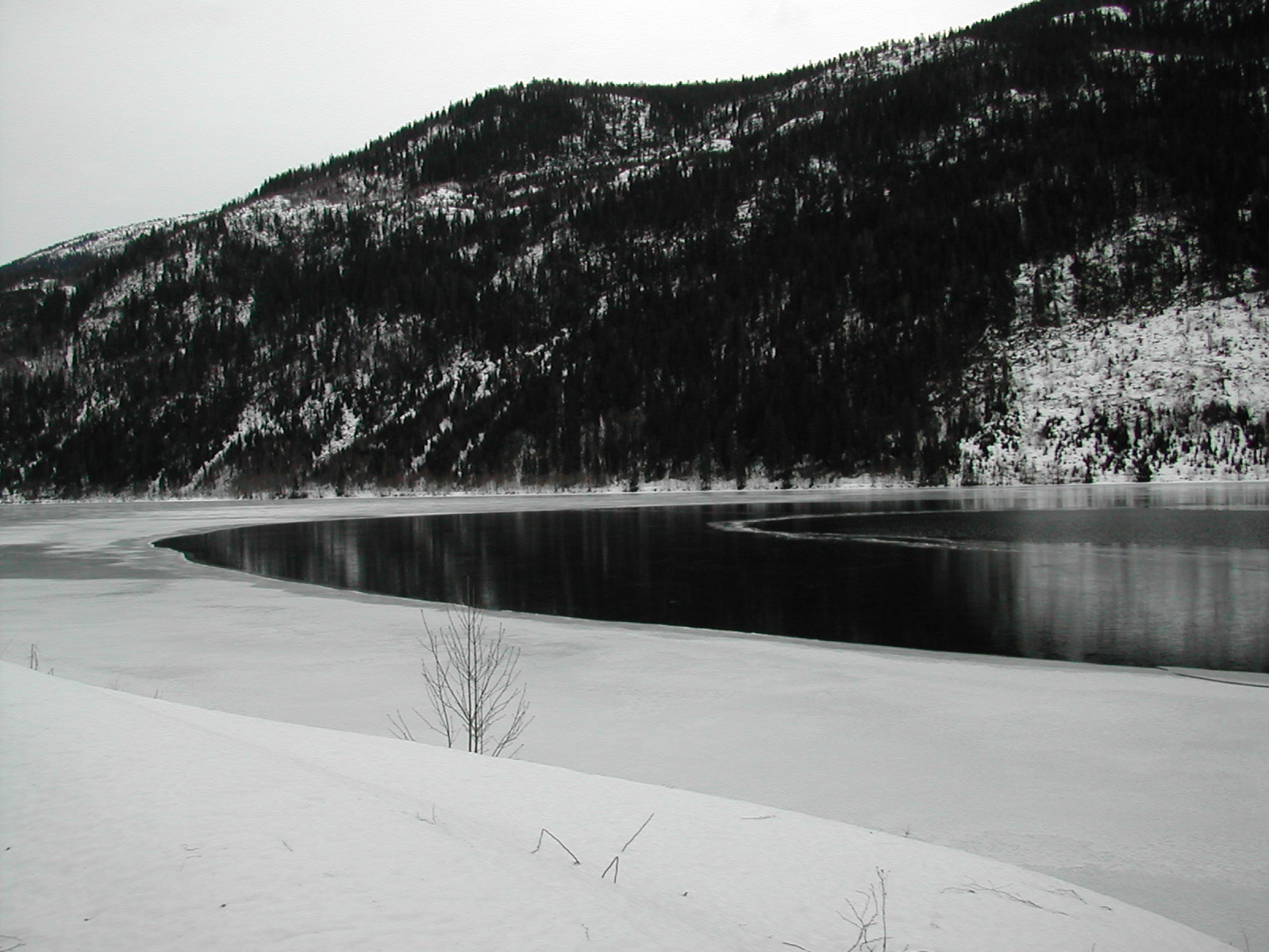 Is som har lagt seg til forskjellige tider på et vann.