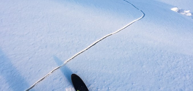 Bilde av en tydelig skytende sprekk i snøen.