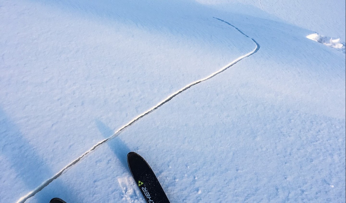 Bilde av en tydelig skytende sprekk i snøen.