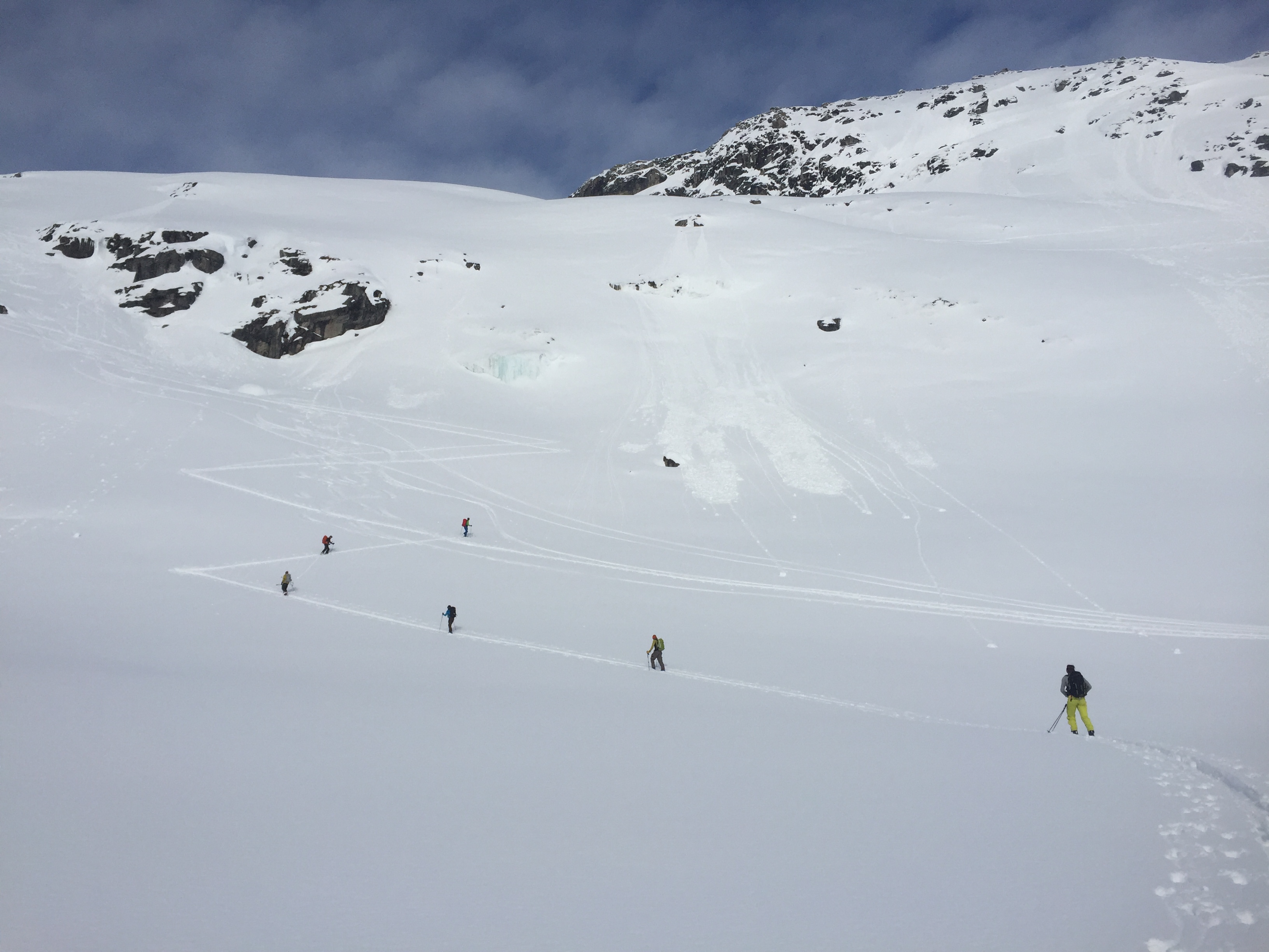En gruppe som går oppover med god avstand mellom hverandre