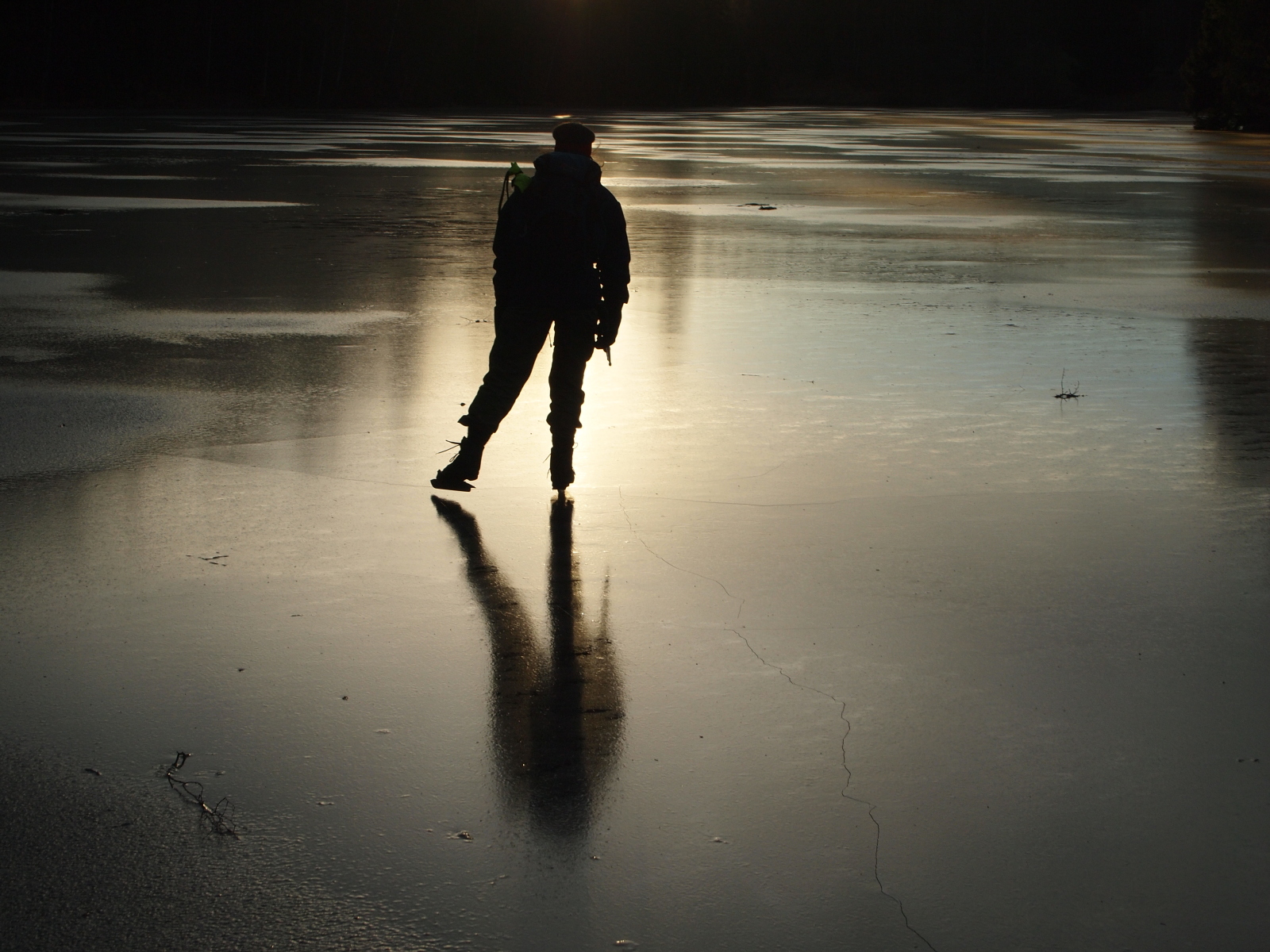 En skøyteløper som går tur på islagt vann.