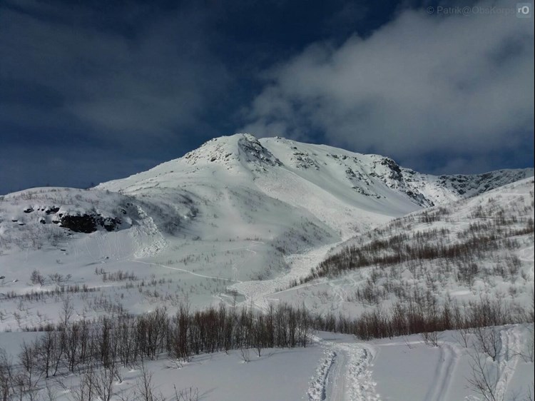 Et snøskred som har gått og avsetningene har samlet seg i en bekkedal (terrengfelle).