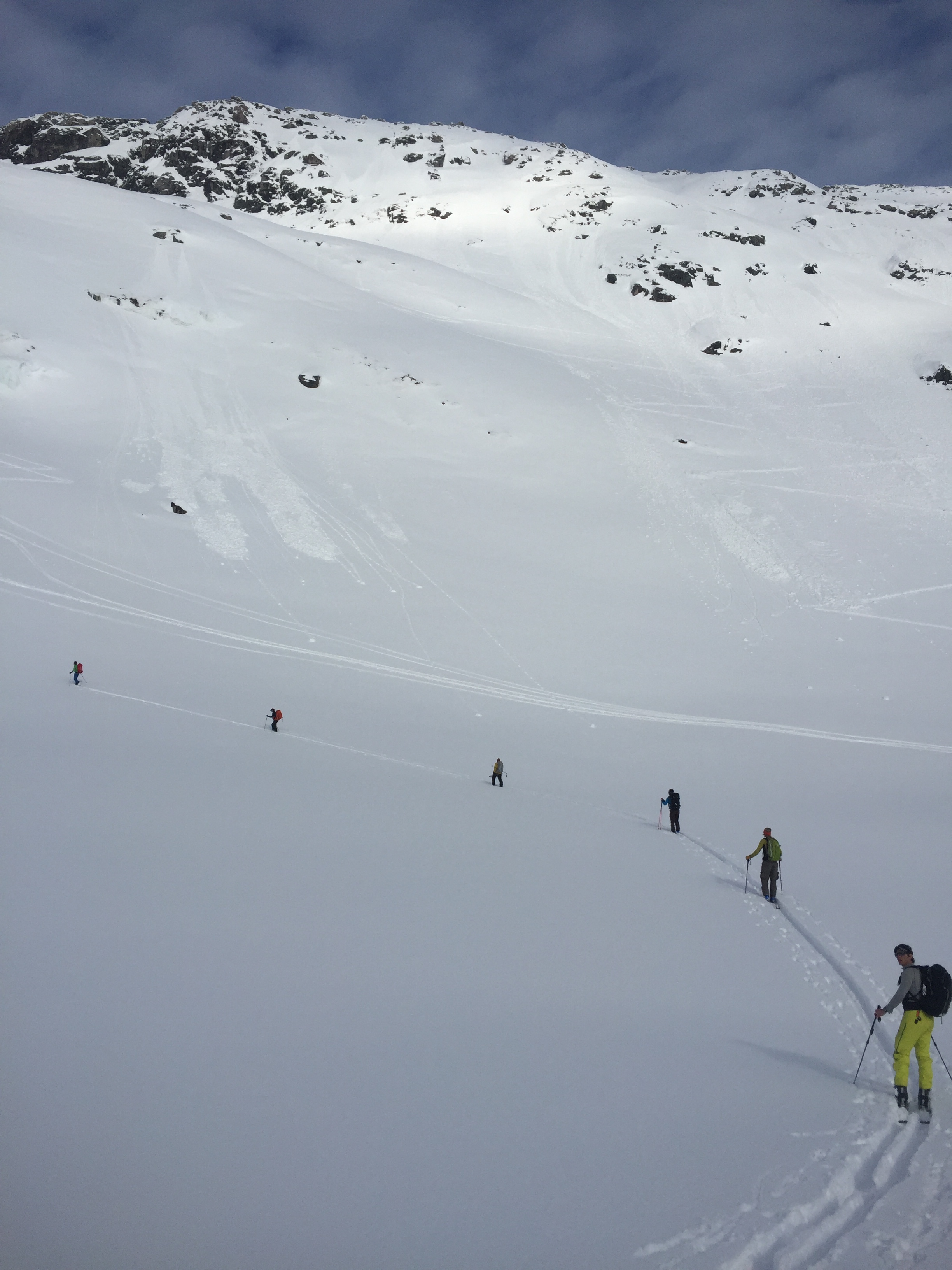 En gruppe som går oppover med god avstand mellom hverandre