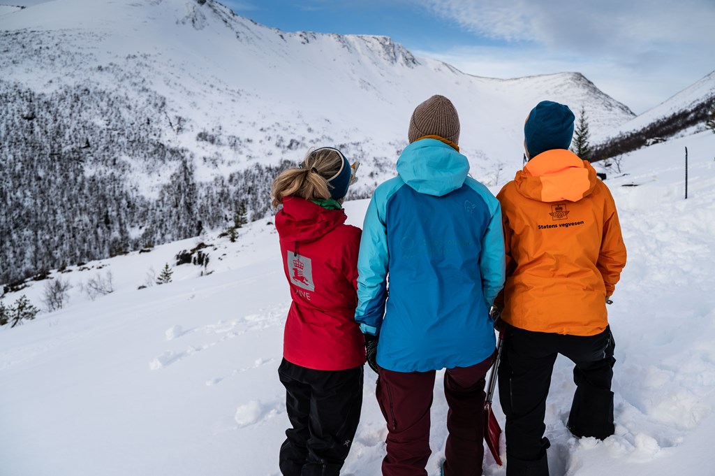 Snøskredvarslere fra NVE, Met og SVV står sammen for å vurdere snøskredfaren