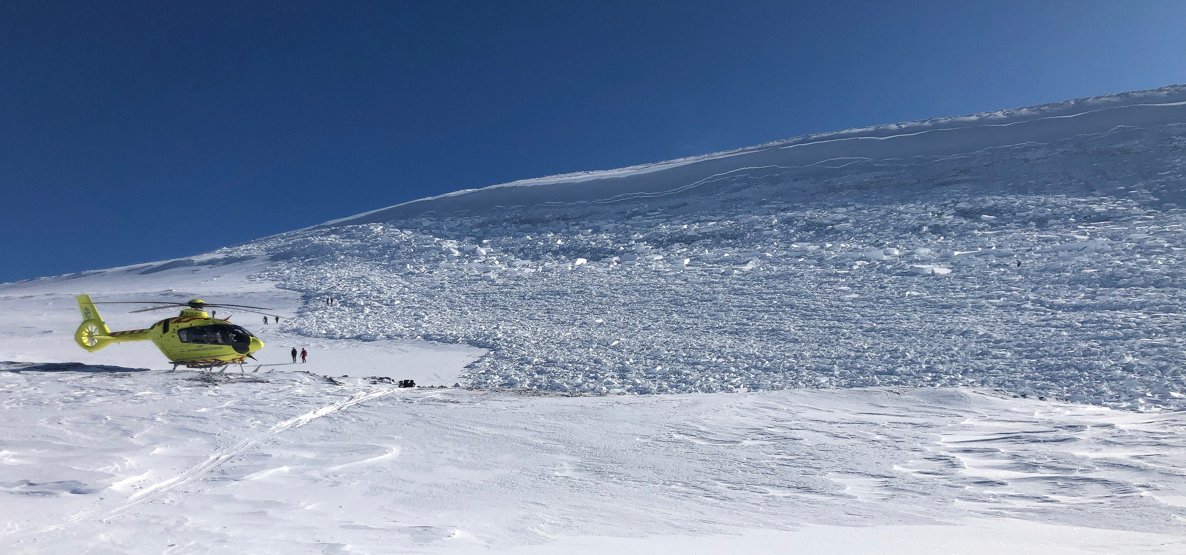 snøskred og helikopter fra Luftambulansen