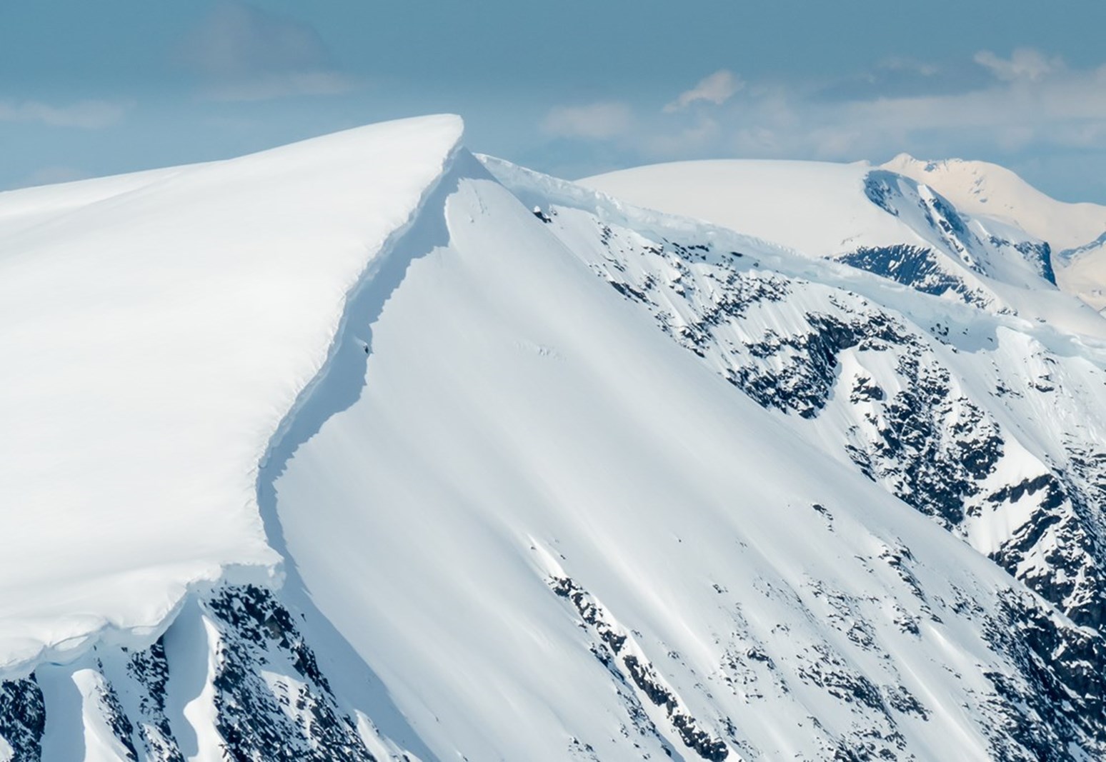 En fjellrygg hvor det er stor overhengende skavl langs hele ryggen.