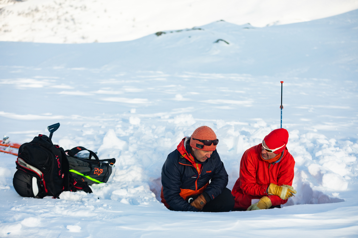 To personer studerer snøprofil