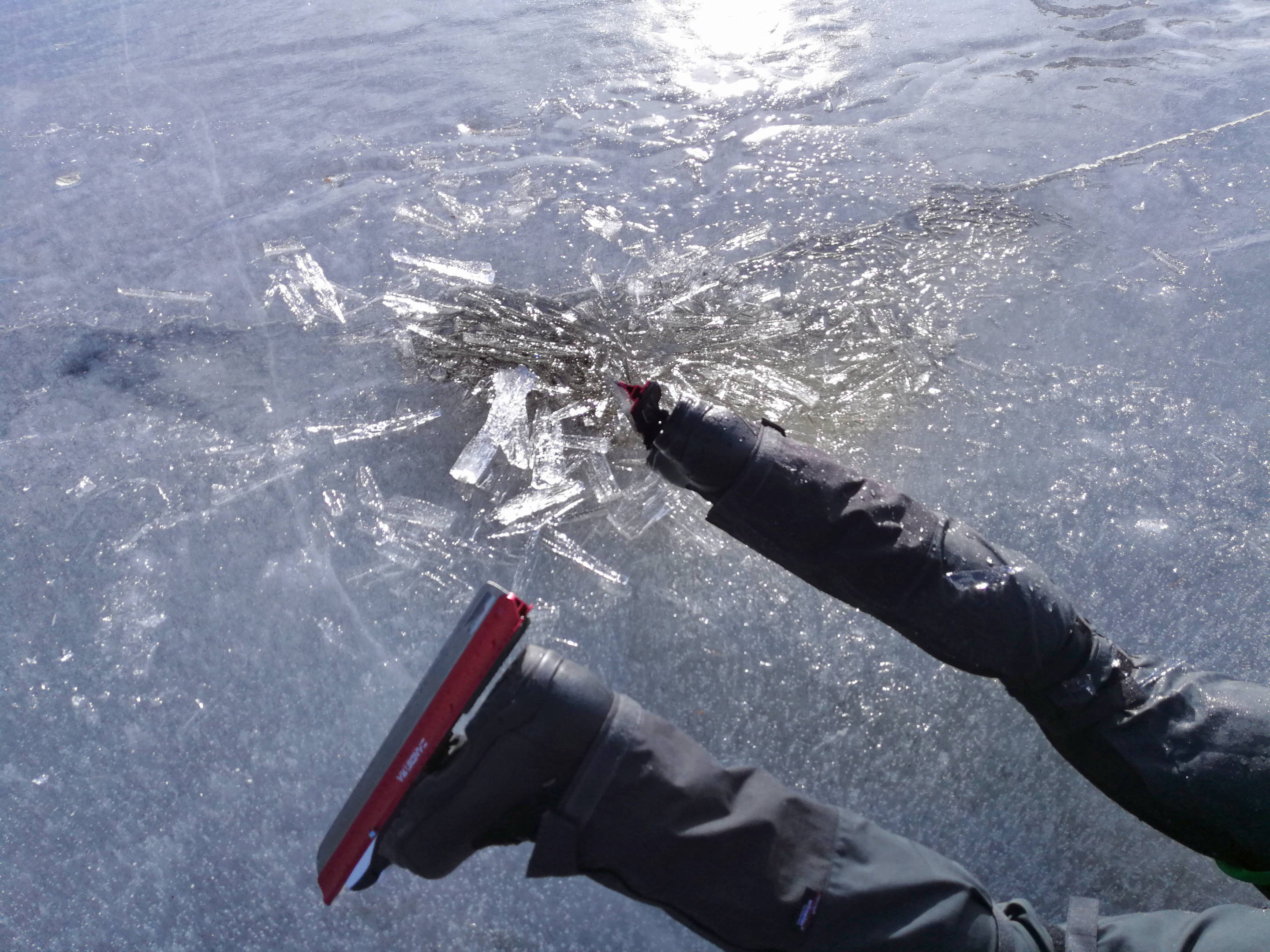En skøyteløper har kommet over i felt med stavis og hoppet til sikkerhet.