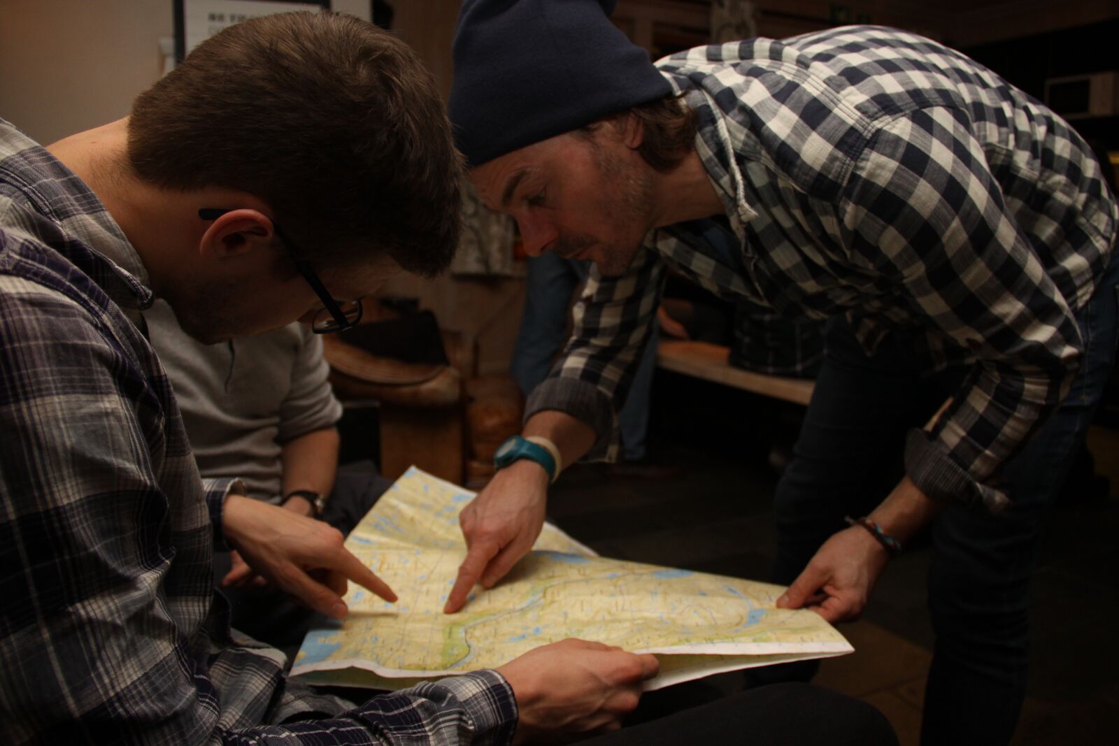 Et par som studerer kart og planlegger hvor morgendagens tur skal gå.