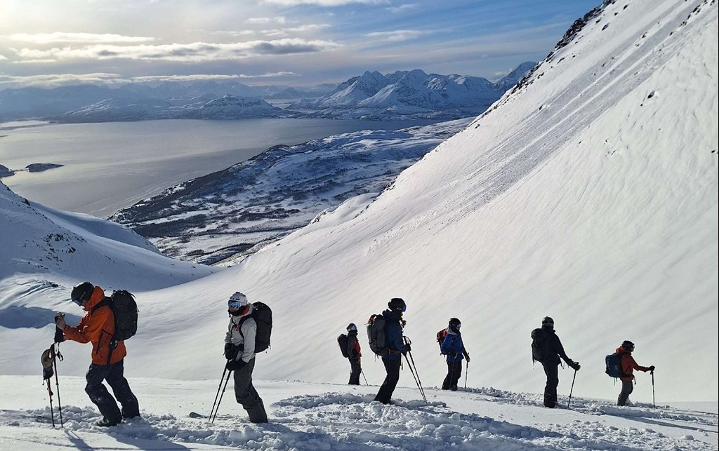Skikjørere på topptur i Nordreisa / Troms