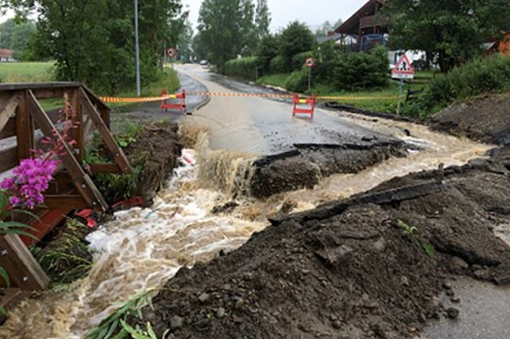 Vannføring som har tatt et stykke av en vei.