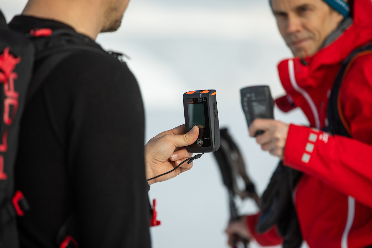 To personer som sjekker sender mottaker